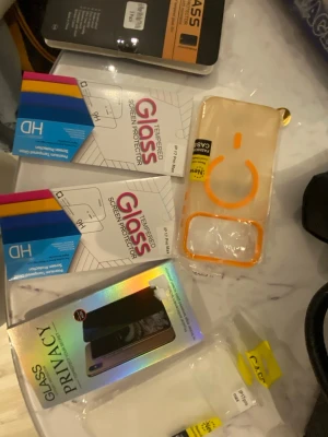 Genomskinligt mobilskal med orange kant - Snyggt genomskinligt mobilskal med orange kant och detaljer runt kamera och MagSafe-ring. Skalets material är mjuk plast som ger bra grepp och skydd till din mobil. Passar dig som vill ha ett skal som sticker ut lite extra med sin färgade ram.
