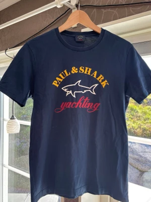 Paul & Shark T-shirt - Väldigt fint skick | ingen defekt | Storlek S kan passa mindre M | unik och perfekt till sommarn☀️