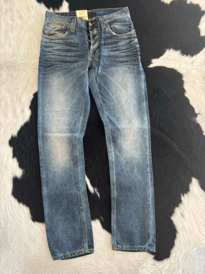 Nudie Jeans Grim Tim - Tja, säljer nu dessa helt nya och schyssta Nudie Grim Tim Jeansen.| Byxorna är nya och är i Storleken W30 och L32.| Dubbelkolla gärna måtten på de sista bilderna.| Bara att höra av er vid frågor eller funderingar.| 