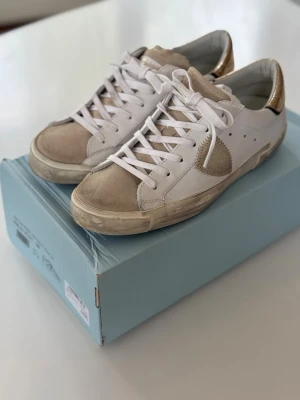 Philippe Model skor - Philippe Model sneakers intill nya, använda knappt 5 gånger pga för små. Nypris 3000. 