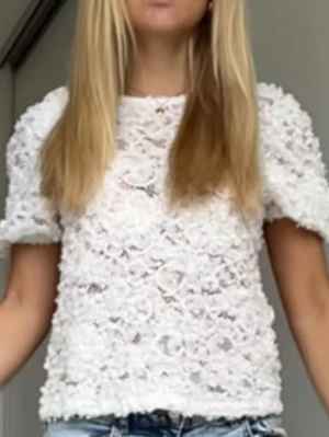 Vit spetsblus med kort ärm - Supersöt vit blus i spets med korta ärmar och rund hals. Blusen är i storlek XS från Holly Whyte