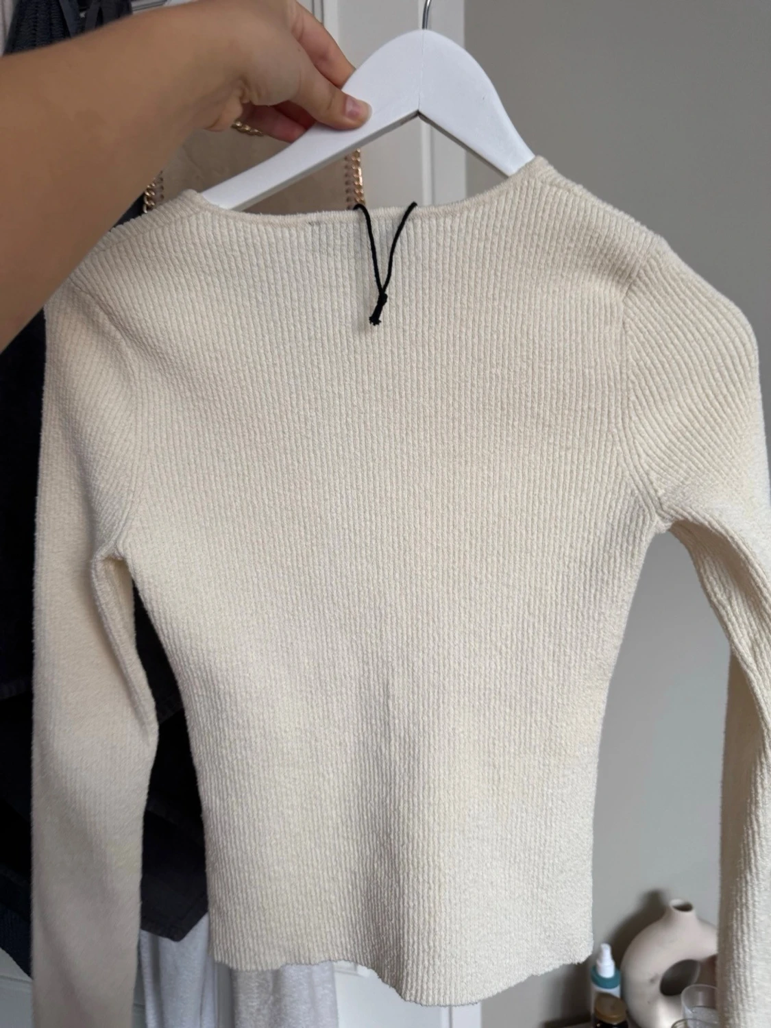 Krämvit stickad cardigan med sned knäppning - 2