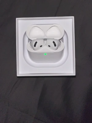 Airpods gen 4 - Säljer ett par vita Apple AirPods Pro med laddningsetui. Hörlurarna har en stilren och kompakt design med silikonproppar för bra passform. Perfekta för musik, samtal och träning. Levereras i originalförpackning.