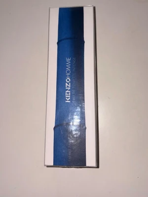Kenzo Homme Eau de Toilette Intense - Kenzo Homme Eau de Toilette Intense kommer i en stilren, rektangulär förpackning med blå och vita detaljer. Doften är maskulin och modern, och flaskan rymmer 110 ml. Perfekt för dig som gillar fräscha och intensiva parfymer.