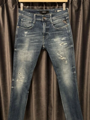 Replay anbass  - Replay anbass - skick 9/10, mycket fint skick! - storlek 29/30 - sjukt feta jeans med schyssta både slitningar och fades - hör av er vid frågor🙌