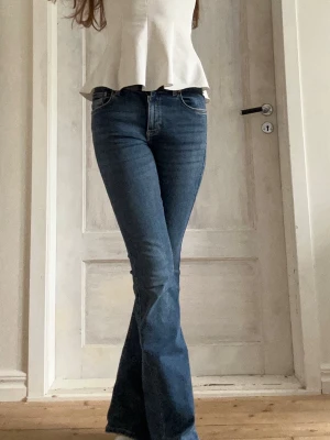 Marinblå bootcut jeans  - Säljer ett par blå bootcut jeans med en snygg tvätt och lätt utsvängda ben💕
