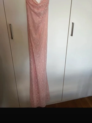 Lång rosa spetsklänning - Rosa klänning från Gina Tricot. Helt ny, aldrig använd, ändats testad. Nypris 599. 