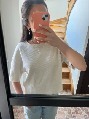 Vit ribbad t-shirt i boxy modell - Vit ribbad t-shir med boxig passform💗