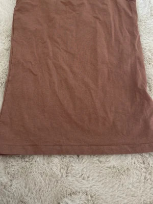 Vackert brunt linne - Säljer ett basic linne från AMISU i storlek S (är stretchig och passar även M & L m.m!). Säljer då jag har fler linnen inför sommaren. Knappt använd och passar super till jeansshorts, kjol, träning osv!! Skriv vid fler frågor!