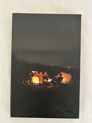 BTS Special Album Young Forever - Säljer min BTS Album Young Forever Night version. Det finns tecken på användning men jag har tagit hand om den. Albumet innehåller en photocard, photoalbum, två skivor samt en poster. 