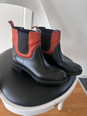 Blankens låga gummistövlar med läderskaft stl 36 - Snygga Chelsea gummiboots från Blankens i stl 36. Skaftet är i läder använda några få gånger.