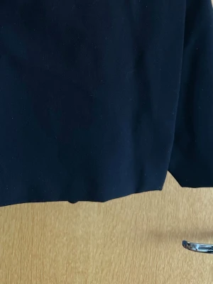Shorts kjol - Svart mini shorts kjol från Zara med dragkedja i sidan 
