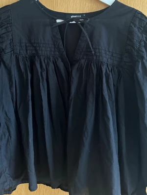 Svart blus  - Svart blus med knyt detalj 