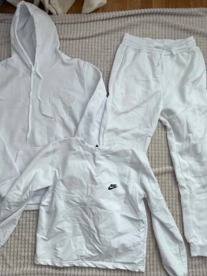 Nike trio bundel - 3 väldigt snygga plagg säljs som en trio bundel. De är en tracksuit och en sweatshirt som ingår. 