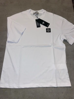Stone Island t shirt vit storlek M - Hej säljer en vit stone Island t shirt i storlek M endast provad. Skickar samma dag! Skicka pm för frågor 