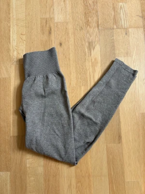 NVGTN tights  - Säljer ett par tights från NVGTN i strl S. Knappt använda, fint skick💕  Stretchigt material och scrunch i rumpan. Sista bilden visar färgen bäst, mer brun/beige.