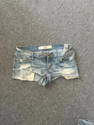 Lågmidjade ljusblå jeansshorts Abercrombie - Säljer ett par superfina ljusblå jeansshorts från Abercrombie & Fitch🩷w 24