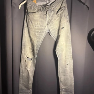 Grå Dondup Jeans - Tja, säljer ett par Dondup jeans i modellen George. Storlek 33. Skick 8/10. Nypris 3000. Hör av dig vid frågor o funderingar! Obs små hål i skrevet går lätt att sy
