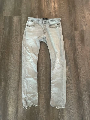 Ljusblå Replay jeans med råa kanter - Vintage replay. JEANSEN ÄR UPP KLIPPTA OCH HAR DEFEKTER! ( kolla bilderna) 