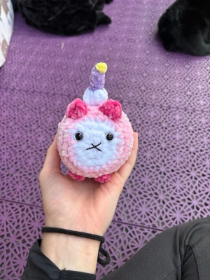 Virkad katt - Virkad födelsedagstårtakatt! En tårtkatt med ljus på huvudet och frosting! Virkad med fluffigt garn och Polyesterfyllning. Säkerhetsögon, de rekommenderas inte för barn under 3 år.  Skriv om du undrar något!!🫶🏻