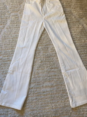 Vita jeans - Jag säljer dessa vita jeans då dom inte kommer till användning ❤️ Jeansen är high waist och i storlek xs, de är fint utsvängda också. Jeansen har inte vanligt tjockt material dessutom men skriv för mer info, säljer de för lågt pris ❤️