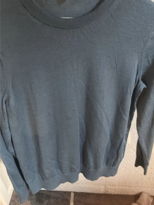 Blå basic tröja med rund hals från arket  - En enkel blå tröja med rund halsringning och långa ärmar. Tröjan har en rak passform. Skriv om ni har några frågor!!