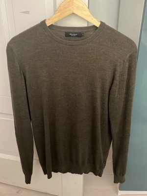 Matinique Olivgrön stickad tröja  - Snygg olivgrön stickad tröja från Matinique med rund halsringning och långa ärmar. Tröjan har en tunn och mjuk kvalitet. Klassisk och stilren design som passar till det mesta. Storlek S. Tröjan är i nyskick.