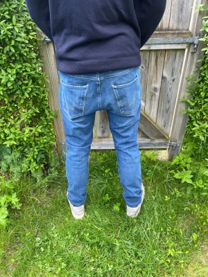 Replay - Säljer ett par blå slim fit replay jeans.jeansen har en modern passform och är perfekta för en avslappnad stil med lite stretch. W30 L 32 men passar W31-32. Pris alltid diskuterbart