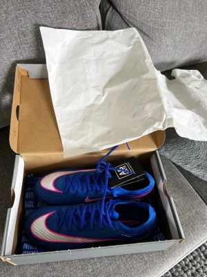 Nike Mercurials Elite - Köpte fel storlek på dessa skor, dom är endast testade 1 gång och det syns inte. Inga fel på skorna alls bara att jag inte längre kan returnera dom. Köpte från unisport. Nypris 3000