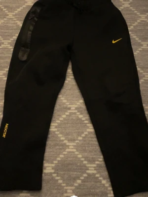 Svarta NOCTA x Nike mjukisbyxor - Dem är i storlek M Medium  och bra skick 