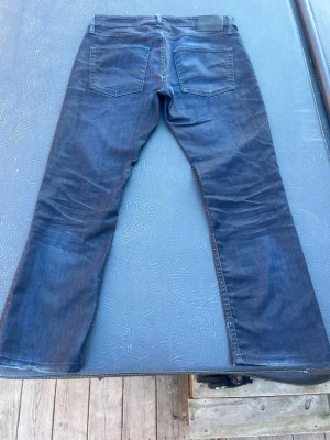Sällsynta Jack & Jones - Säljer nu ett par Jack Jones jeans vars modell inte längre säljs i butik. Unik färg. Storlek 32/32 men sitter mindre. Mycket bra skick! Tveka ej på att skriva vid eventuella frågor!