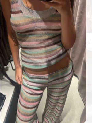 Zara set  - Säljer ett snyggt loungewear-set med linne och byxor i pastellfärger. Använt gång med små tecken på användning. 