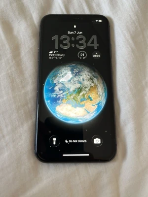 IPhone 11 - Den funkar utmärkt, inte mycket repor och inga sprickor. Batteri kapacitet: 79%