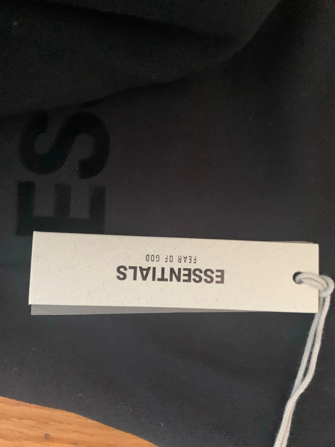 Svart hoodie från Fear of God Essentials - 5