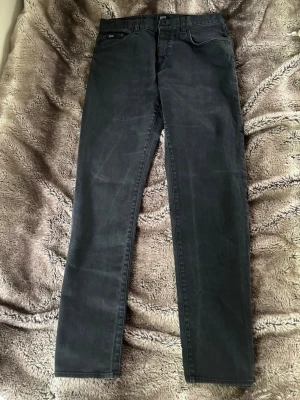 Svarta jeans från BOSS - Snygga svarta jeans från BOSS, rak passform storlek 32 och mått finns på sista bilden! 