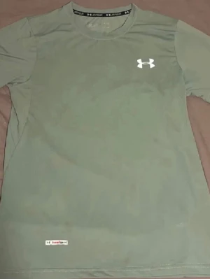 Under Armour - Riktigt snygg ljus grön t-shirt från Under Armour med klassisk logga på bröstet. Först till kvarn! Passar både M och S 