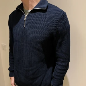 Zara Half Zip - En riktigt snygg half zip från zara i bra skick, perfekt för hösten. Storlek M, kan även passa S. Hör av er vid frågor!