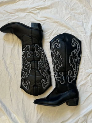 Svarta cowboyboots  - Använda en gång! Superbekväma o snygga!🌟