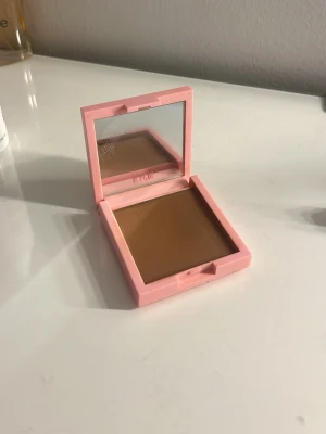 Kylie Jenner bronzer  - Säljer ett bronzer ifrån Kylie Jenner som nästan är oanvänd. Köpte på kicks för 300 kr men säljer för endast 99 kr. Färgen är 300 Tosty 