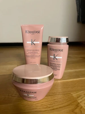 Kérastase Chroma Absolu hårvårdskit - Säljer ett set med Kérastase Chroma Absolu hårvårdsprodukter. Kitet innehåller schampo, balsam och hårinpackning, perfekt för färgat hår. Endast testat, så nästan full produkt i alla. Shampoo: 250. Balsam: 200 ml. Inpackning: 200 ml.
