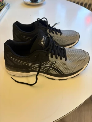 Asics Gel Glyde, 42,5. Toppskick - Säljer ett par Asics Gel Glyde i storlek 42,5. Skorna är sparsamt använda och fräscha i mycket bra skick. Unisex.   Jag skickar snabbt, senast nästa dag.   Skriv gärna om du har frågor eller önskar fler bilder!  Med vänliga hälsningar  mimmi