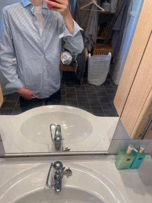 Eton skjorta - Säljer en blårandig skjorta från Eton som passar riktigt bra nu till sommaren😁.   Strl: M       Pris:179kr