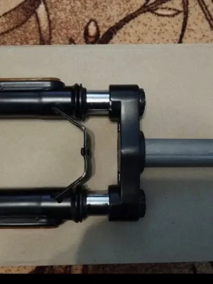 Framgaffel till cykel svart metall - Säljer en svart framgaffel till el scooter i metall med silverfärgade detaljer. Gaffeln har en robust konstruktion och måtten på styrstammen är 2,9 cm i ytterdiameter och 2,2 cm i innerdiameter. Perfekt för dig som vill byta ut eller uppgradera din el kick