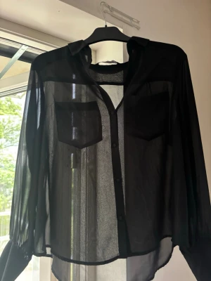 Skjorta Zara - Mesh skjorta/blus med två fram fickor från Zara i storlek L!