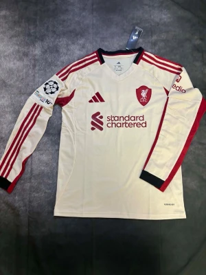 Liverpool tröja - Liverpool tröja ⚽ Storlek: S 🆕 Helt ny med tag kvar Packeteras ordentligt inför leverans 📦