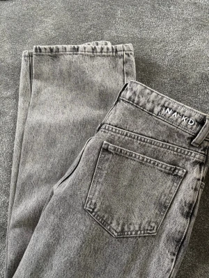 Grå jeans från Nakd - Gråa jeans i storlek 34 från NAKD. 