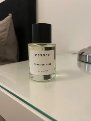 Essnce parfym   - Essnce parfym i doften av Forever June. Köpte den nä Essnce lanserade den 25/5. Har inte hunnit använda den så vill därför göra mig av med den🌸