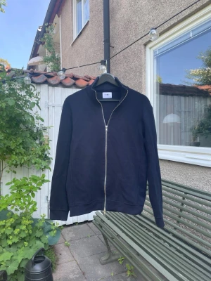 Blå zip-kofta från NN07 - Tröja med dragkedja från NN07. Storlek S. Nypris: ca1800kr