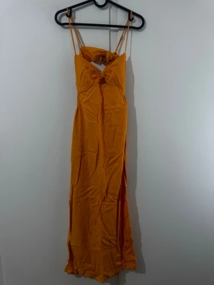Klänning  - En klänning i stil S säljs för 150 kr.