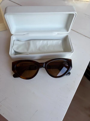 CHIMI solglasögon  -  CHIMI solglasögon i modellen CORE 06 Tortoise. Endast använda en gång! Nypris 1400kr
